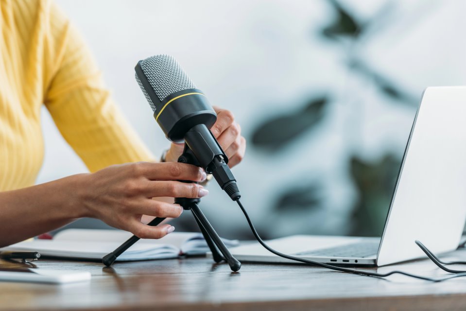 Reklama v podcastech stále roste. Proč ji zadavatelé stále častěji využívají?